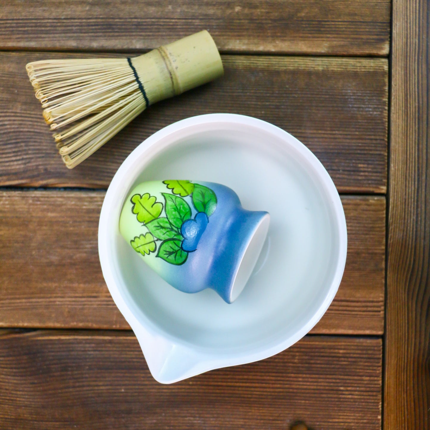 Handmade Ceramic Gradient Glaze Whisk Stand – Matcha Holder with Leaf Pattern
