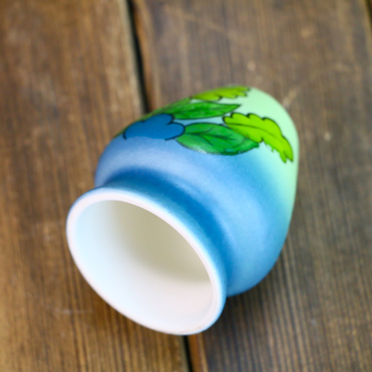 Handmade Ceramic Gradient Glaze Whisk Stand – Matcha Holder with Leaf Pattern