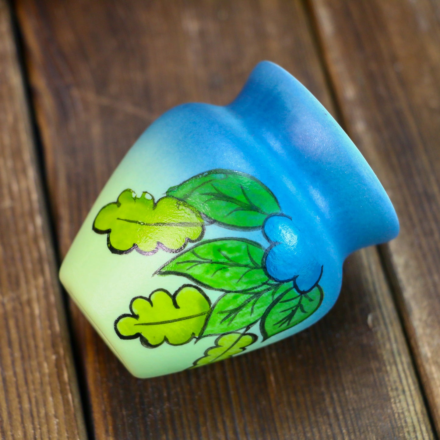 Handmade Ceramic Gradient Glaze Whisk Stand – Matcha Holder with Leaf Pattern
