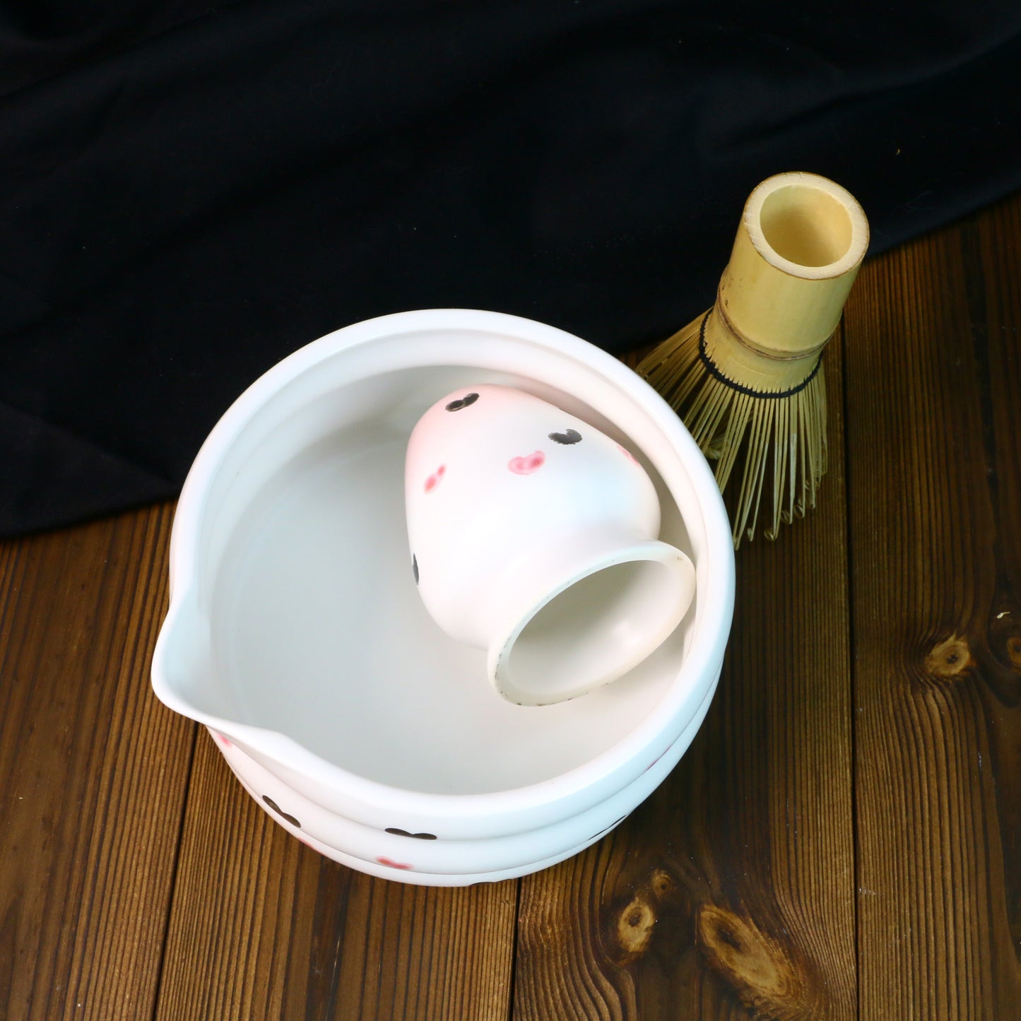 Handmade Ceramic Matcha Bowl – Wavy Ceramic Tea Bowl with Elegant Heart Details