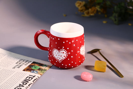 كوب قلب عيد الحب - كوب سيراميك مصنوع يدويًا باللون الأحمر مع تصميم منقط