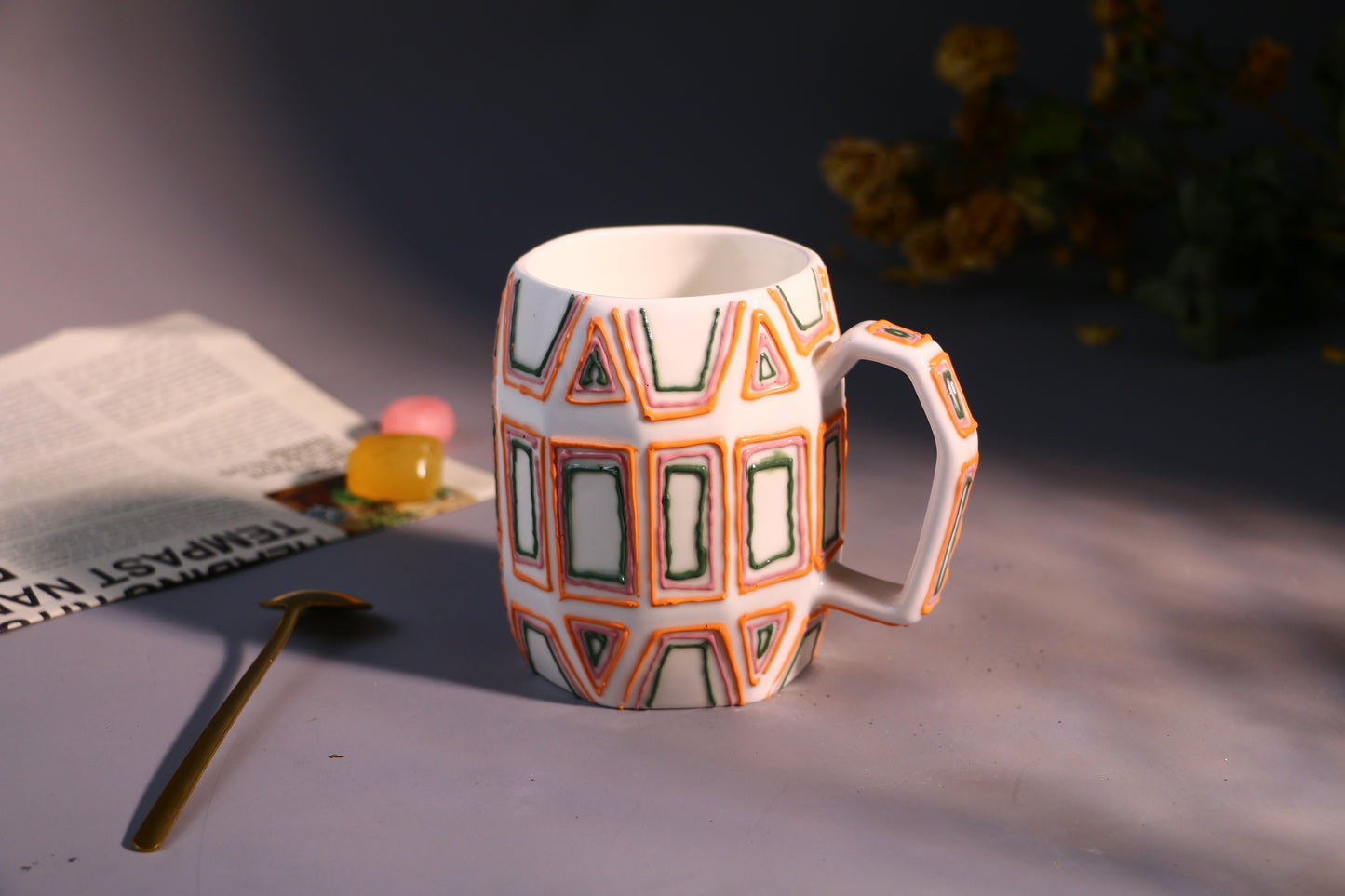 Minimalistische strukturierte Tasse – handgefertigte Kaffeetasse aus Keramik mit abstraktem geometrischem Design