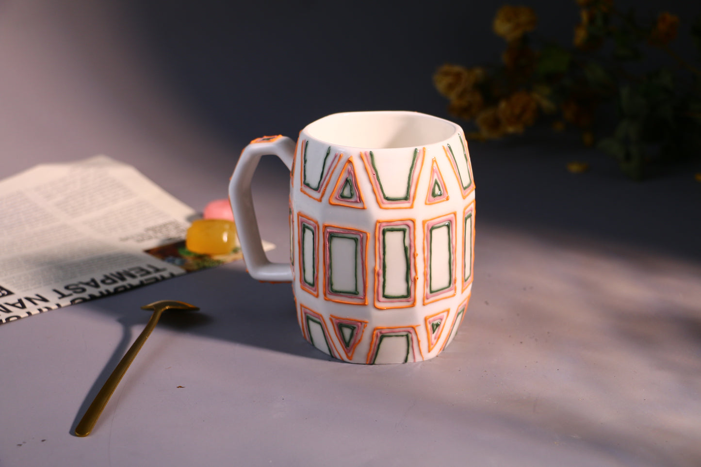 Minimalistische strukturierte Tasse – handgefertigte Kaffeetasse aus Keramik mit abstraktem geometrischem Design