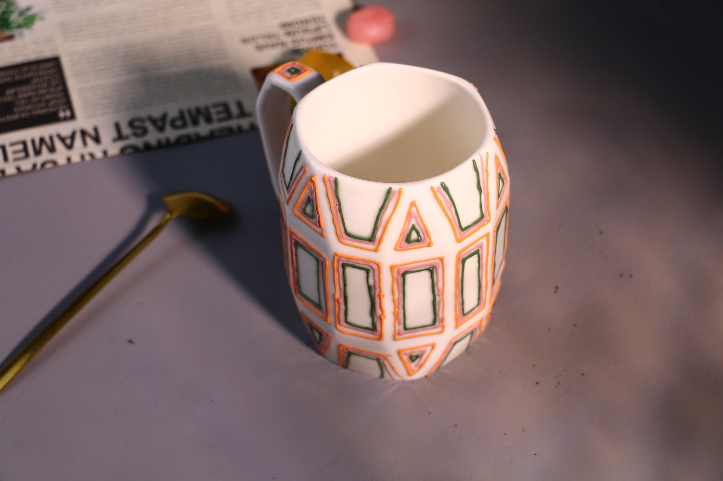 Minimalistische strukturierte Tasse – handgefertigte Kaffeetasse aus Keramik mit abstraktem geometrischem Design