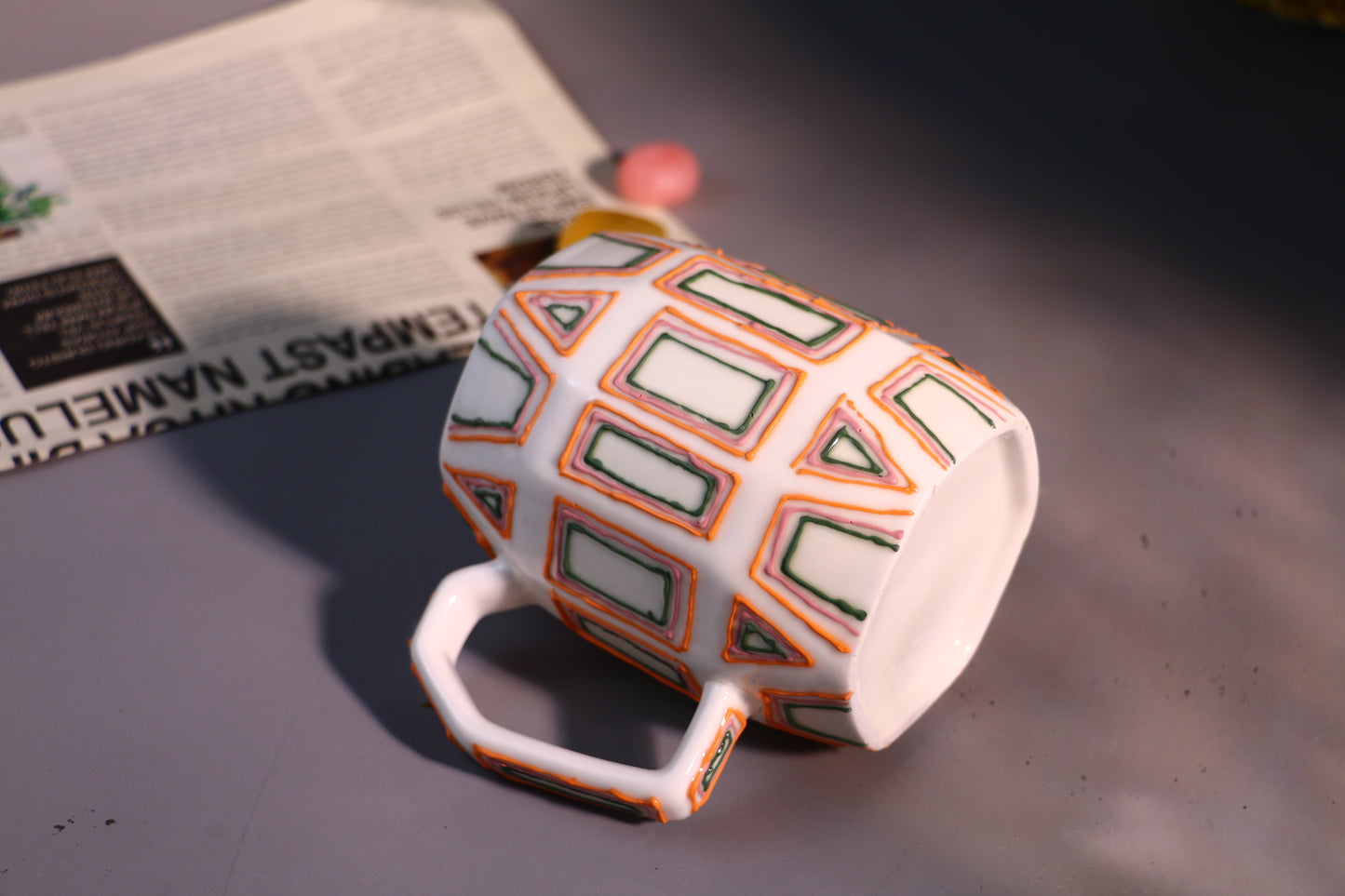 Minimalistische strukturierte Tasse – handgefertigte Kaffeetasse aus Keramik mit abstraktem geometrischem Design