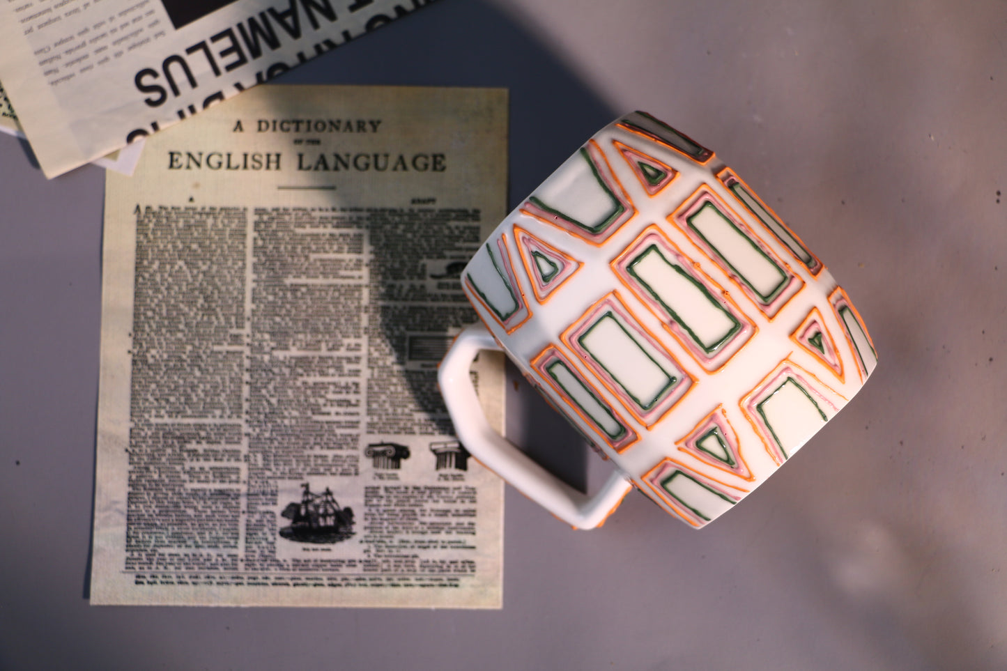 Minimalistische strukturierte Tasse – handgefertigte Kaffeetasse aus Keramik mit abstraktem geometrischem Design