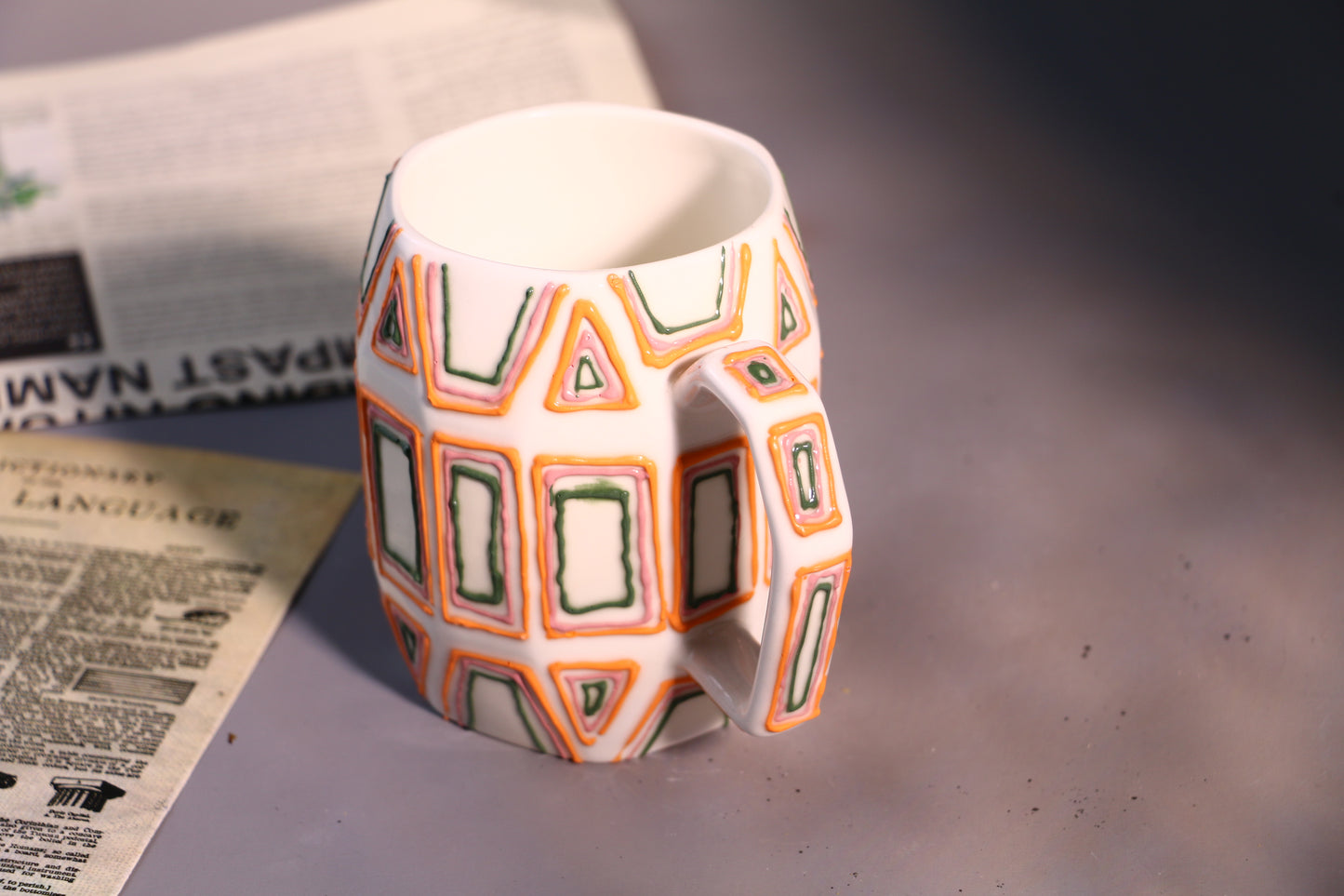 Minimalistische strukturierte Tasse – handgefertigte Kaffeetasse aus Keramik mit abstraktem geometrischem Design