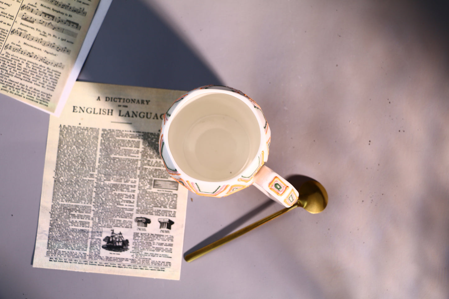 Minimalistische strukturierte Tasse – handgefertigte Kaffeetasse aus Keramik mit abstraktem geometrischem Design