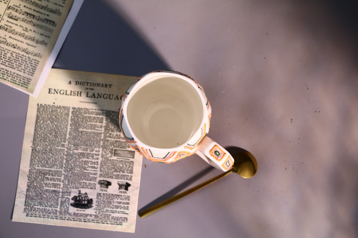 Minimalistische strukturierte Tasse – handgefertigte Kaffeetasse aus Keramik mit abstraktem geometrischem Design