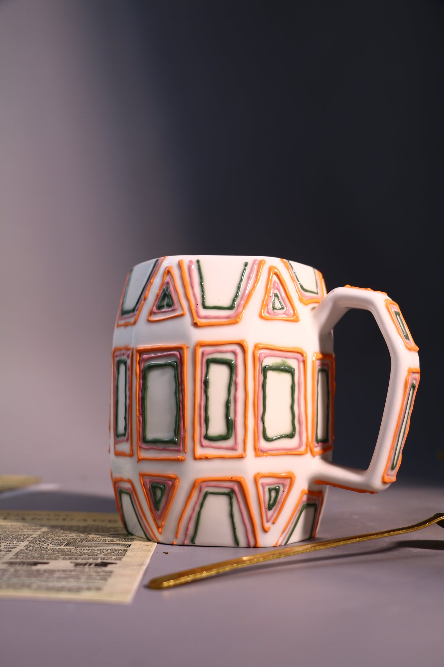 Minimalistische strukturierte Tasse – handgefertigte Kaffeetasse aus Keramik mit abstraktem geometrischem Design