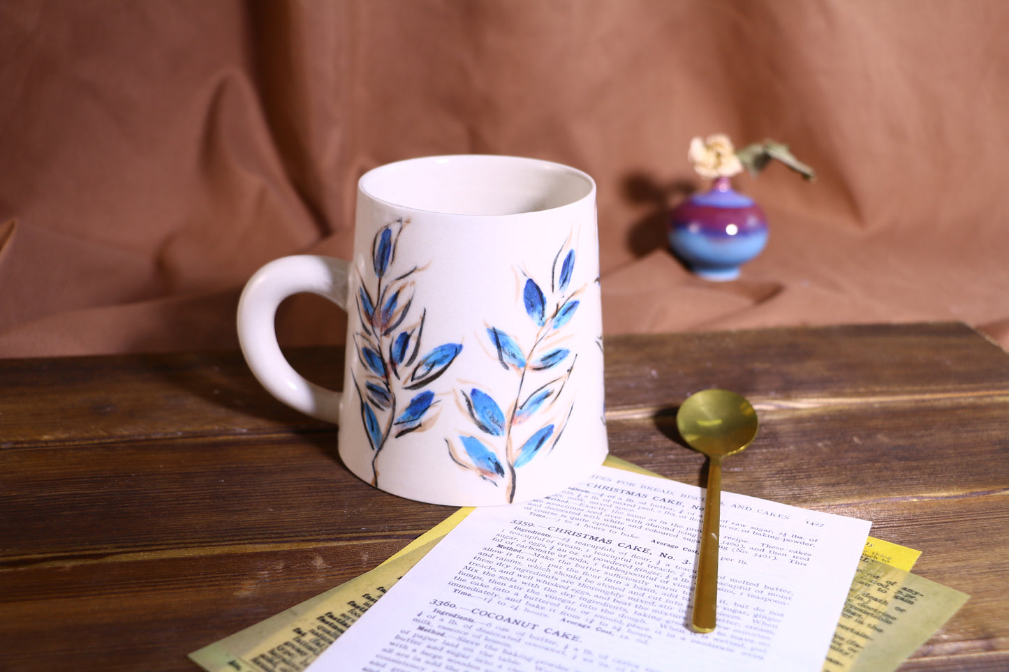 Personalisierte handgefertigte Keramiktasse - Handgemaltes Blumenmotiv, individuelle 18oz Kaffeetasse - Einzigartiges Geschenk für Teeliebhaber