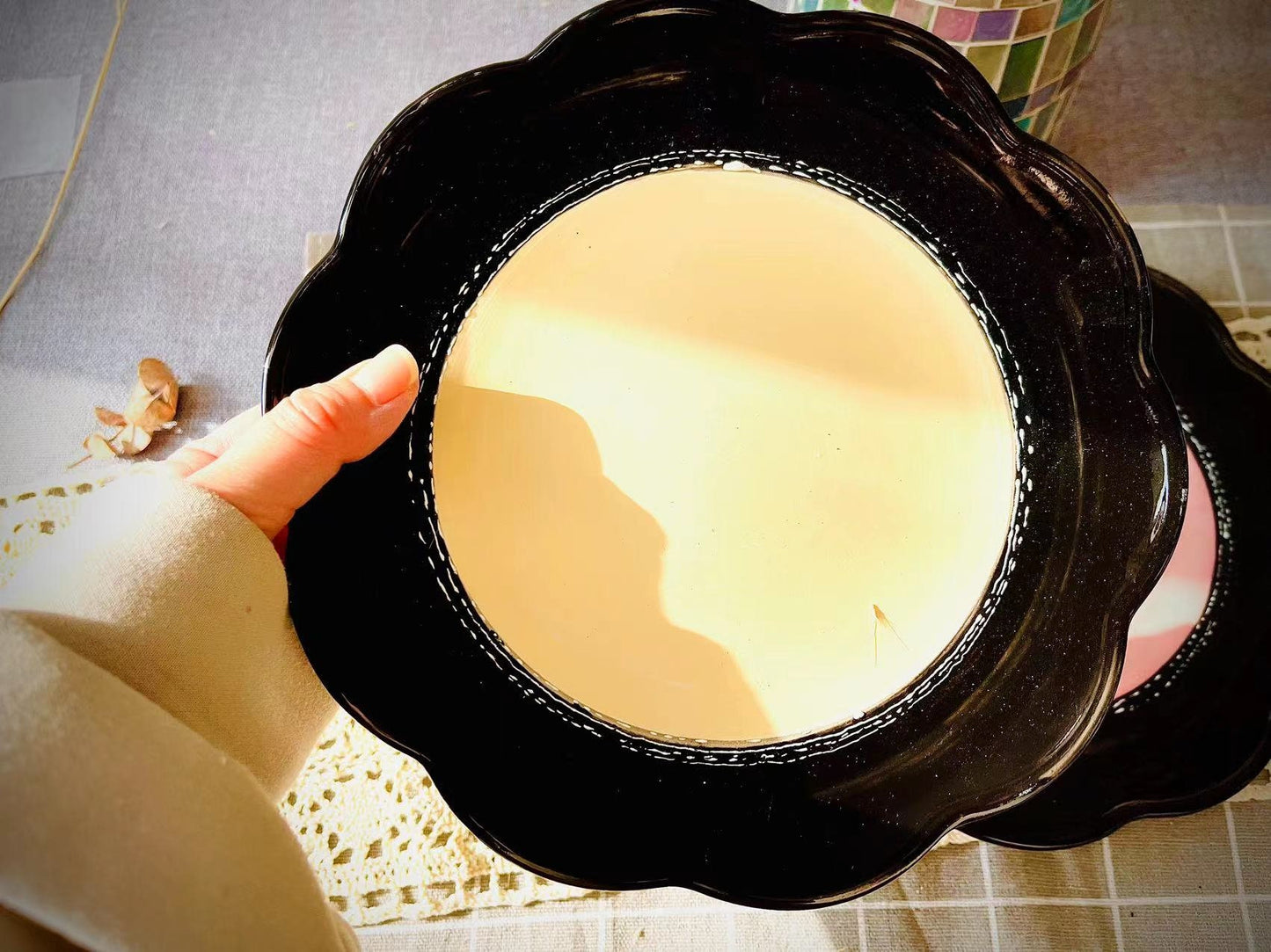 Hand-Painted Dual Color Ceramic Plate with Scalloped Edge - Elegant and Unique Design for Home Decor