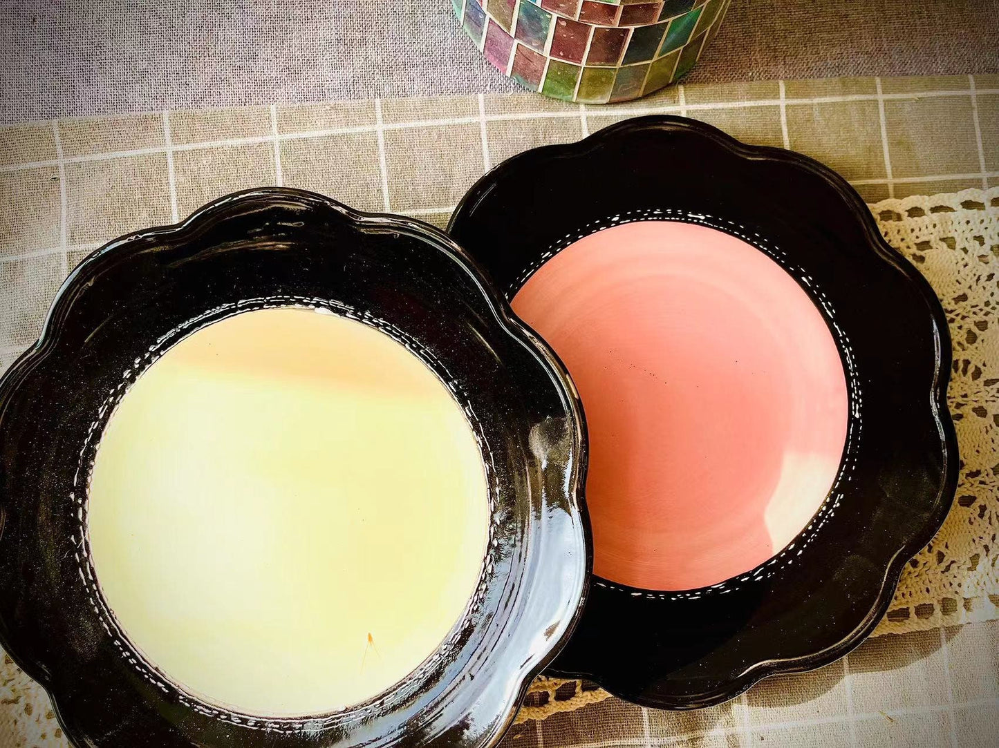 Hand-Painted Dual Color Ceramic Plate with Scalloped Edge - Elegant and Unique Design for Home Decor