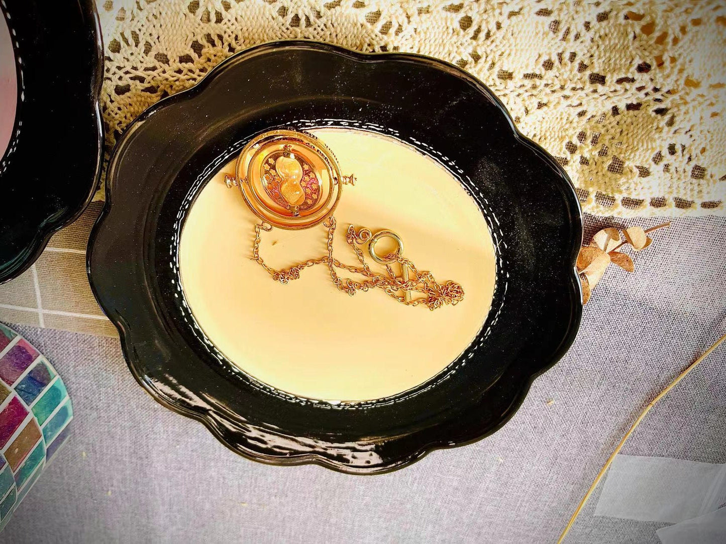 Hand-Painted Dual Color Ceramic Plate with Scalloped Edge - Elegant and Unique Design for Home Decor