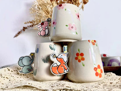 Entzückende Keramiktasse mit Tier- und Blumenmotiven – einzigartiger Tiergriff