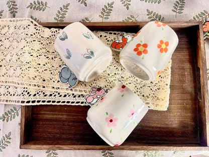Entzückende Keramiktasse mit Tier- und Blumenmotiven – einzigartiger Tiergriff