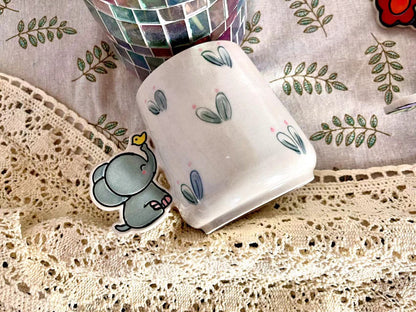 Entzückende Keramiktasse mit Tier- und Blumenmotiven – einzigartiger Tiergriff