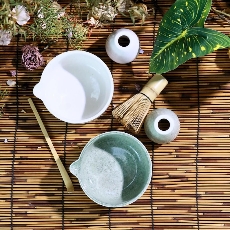 Handcrafted Ceramic Matcha Bowl with Cat Design —— Tea Set Gift