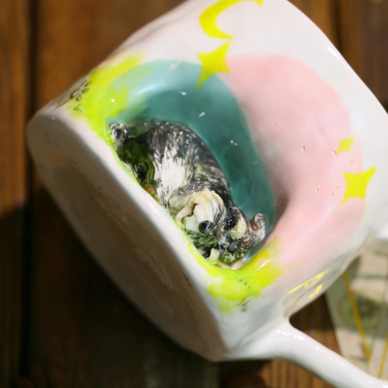 Custom Hand-Sculpted Pet Sleeping Mug – Personalized Ceramic Cup with 3D Pet Portrait Figure Inside